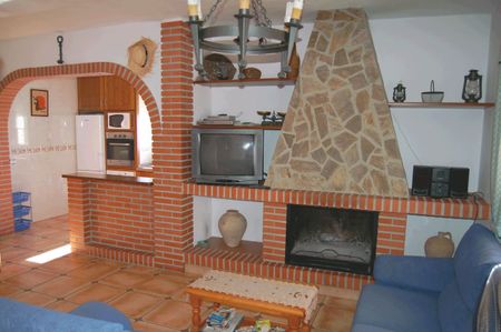 A Three Bedroom Detached Country Villa For Long Term In Torrox - Photo 5