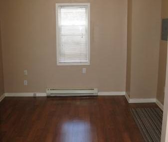 $700 Bachelor Apartment (1st Floor Unit) Toronto - Photo 2