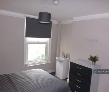 1 bedroom in a house share to rent - Photo 2