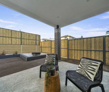 Stunning 5 Bedroom Home - Great Location! - Photo 4