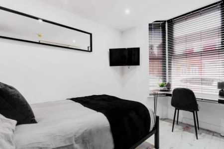 6 Beds 4 Baths - Photo 4