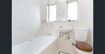 Art deco duplex in great location - Photo 2