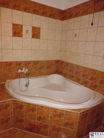 VESELÁ: Atypický 2-izb. ZARIADENÝ byt 48 m2 + LOGGIA 9 m2, 1.p. - Fotografia 4
