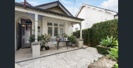 LUXURIOUS SEMI-DETACHED HAVEN - Photo 2