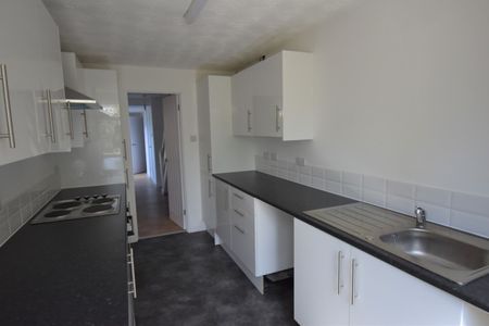 4 bedroom Mid Terraced House - Coventry Close, Stevenage - Photo 2