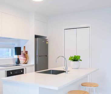 Cute, Light 2 bedroom 2 bathroom Apartment - Photo 3