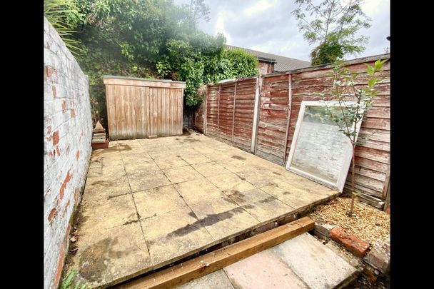 2 Bed Terraced House, Blenheim Gardens, RG1 - Photo 1