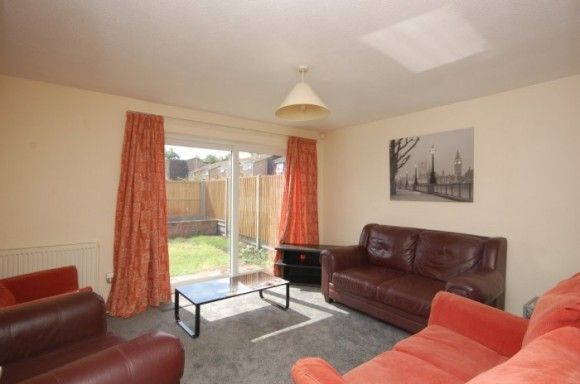 House in Hallett Walk - Photo 1