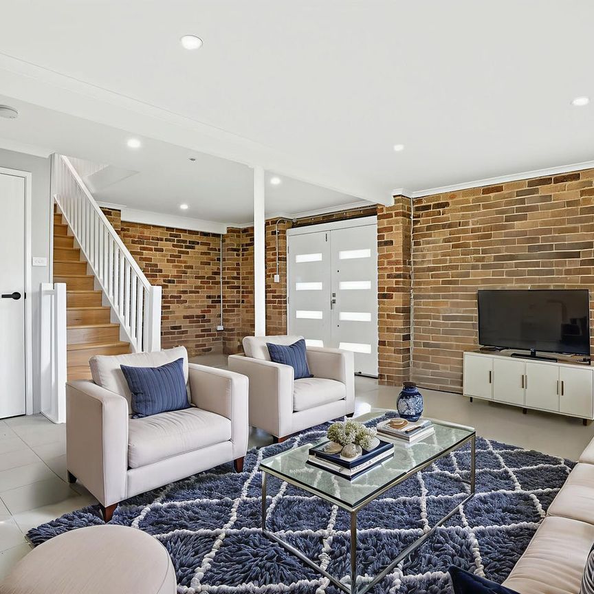 Renovated 4 bedroom family home with Large shed/workshop - Photo 1