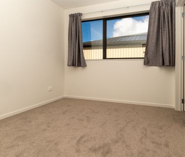 Great Modern Home - Photo 6