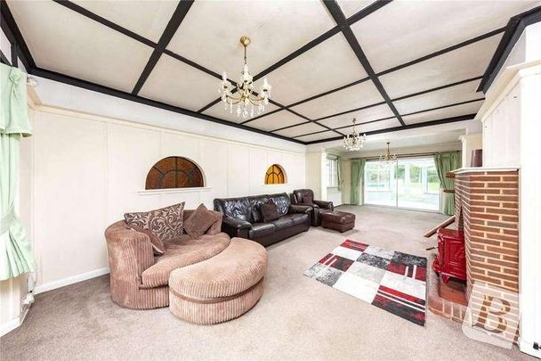 Ayloffs Close, Emerson, RM11 - Photo 1