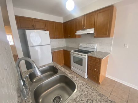 For Lease - 70 Charcoal Way, Brampton, Ontario - Photo 5