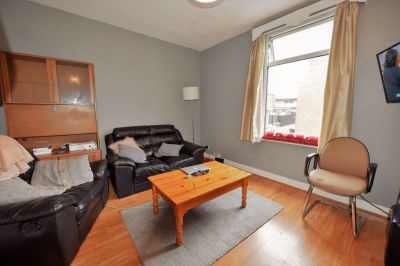 2 bedroom Flat in Harold Grove, Leeds - Photo 2