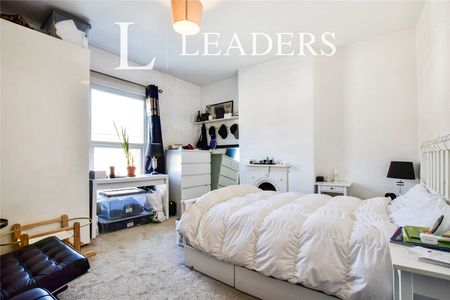 3 bedroom house to rent St. Georges Road, M14 - Photo 3