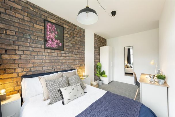 Charlton Road, Kingswood - Photo 1
