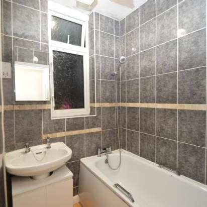 2 bedroom property to rent in Addlestone - Photo 1