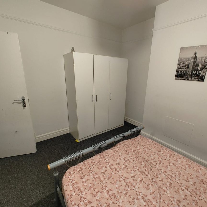 Room in a Shared House, Springfield Drive, IG2 - Photo 1