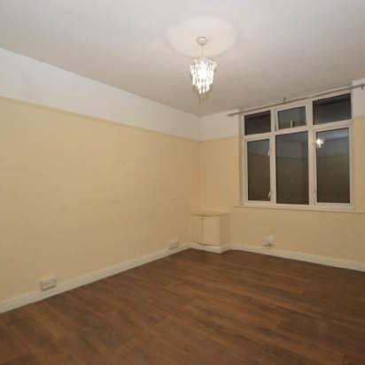 2 bedroom property to rent in Addlestone - Photo 1