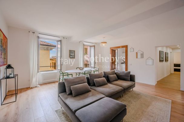 Elegance and lake view in the heart of Arona - Photo 1