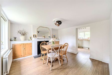 A charming three bedroom cottage on the Hamptworth Estate set within the New Forest. - Photo 2