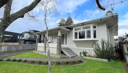 Beautiful Bungalow - Photo 3