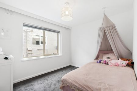 Renovated 2 Bedroom Moments from St Kilda beach - Photo 3