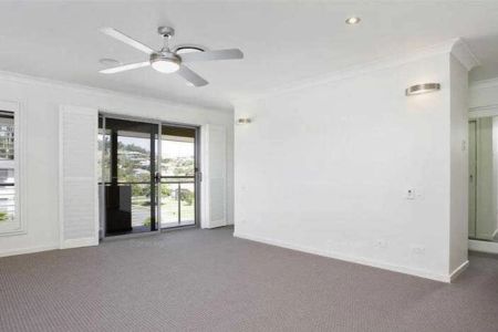 SPACIOUS FAMILY LIVING IN THE GAP - Photo 4