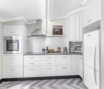 CHARMING 2-BEDROOM HOME WITH SUNROOM, LARGE GARDEN & REAR DECK - Photo 5