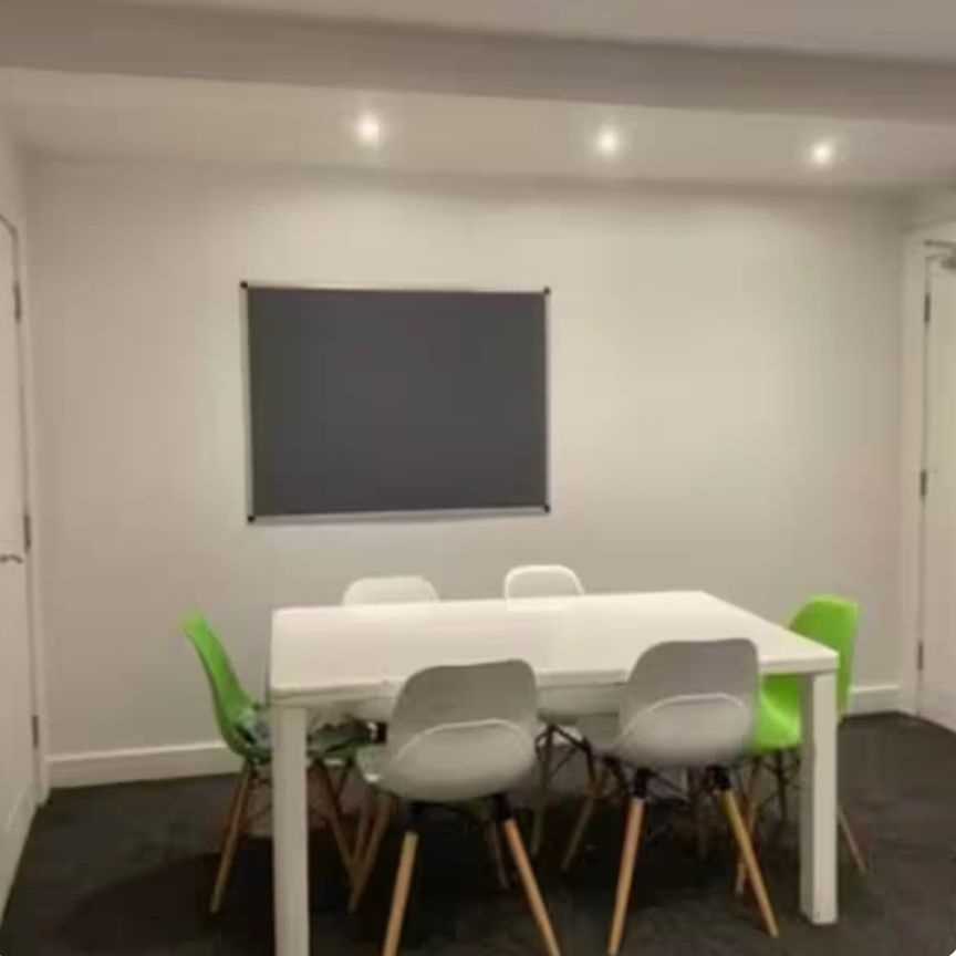 Room in a Shared House, Crescent, M5 - Photo 1