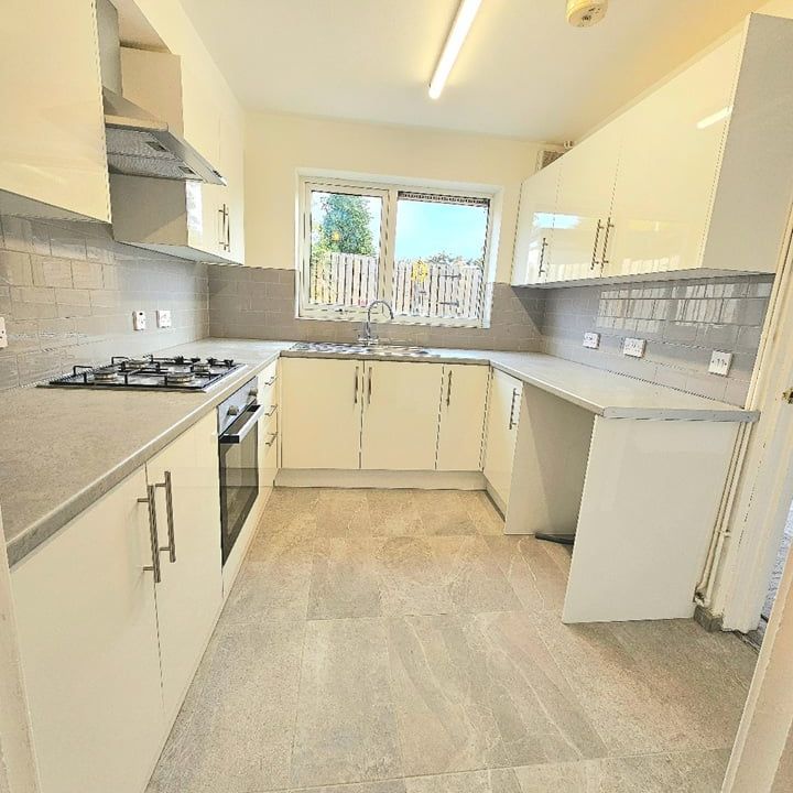 4 Bed Terraced House, Berkeley Path, LU2 - Photo 1