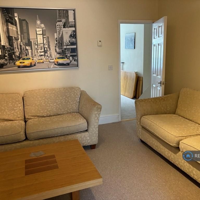 1 bedroom in a house share to rent - Photo 1