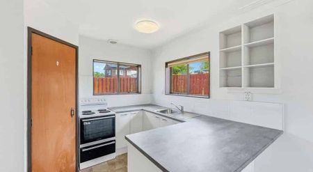 Spacious 2 bedroom home with renovated kitchen and bathroom! - Photo 2