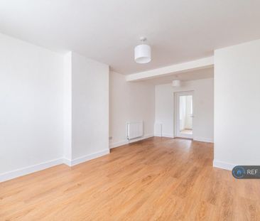 3 bedroom end of terrace house to rent - Photo 3