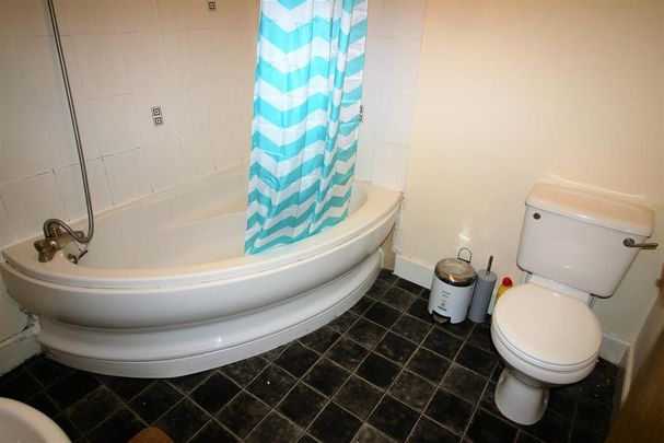 6 bedroom private hall to rent - Photo 1
