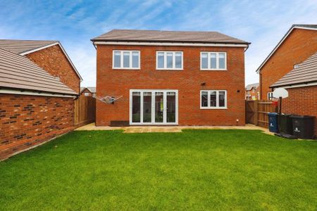 5 bedroom detached house to rent - Photo 3