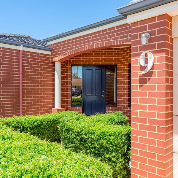 $900/w Spacious 4x2 Family Home in Canning Vale! - Photo 1