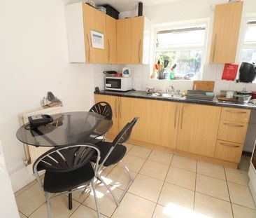 Room in a Shared House, Monega Road, E7 - Photo 5