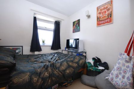 3 bedroom flat to rent - Photo 4