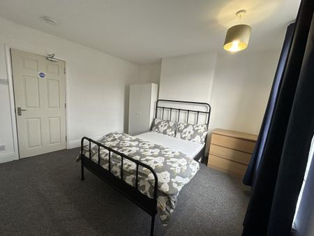 4 bedroom house of multiple occupation to rent - Photo 2