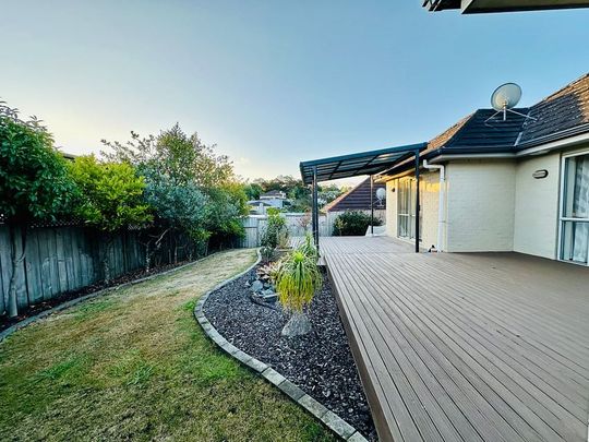 Spacious 4BR Home with ducted aircon/central vac - Photo 1