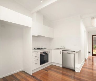 This beautifully renovated tri-level Victorian terrace home, has a ... - Photo 4