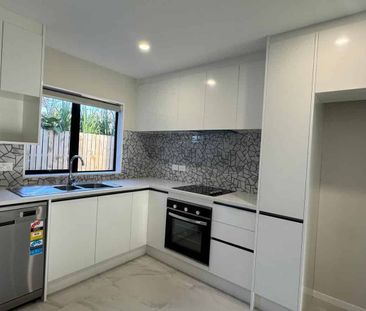 Contemporary Townhouse with Comfort & Convenience - Photo 5