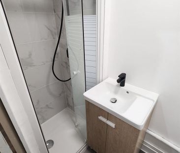 SURESNES - parc du château appartement de 33 m² - 2 pièces - 1 chambre - 1 salle d'eau - Photo 2