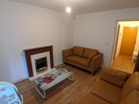 3 bedroom flat to rent - Photo 2