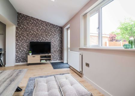 A Fantastic 6 Bed 5 Bathroom Designer House Share Room 1 - Photo 3