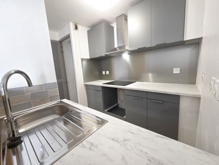 Location Appartement 3 pièces 66m² ST DENIS 97400 - Photo 5