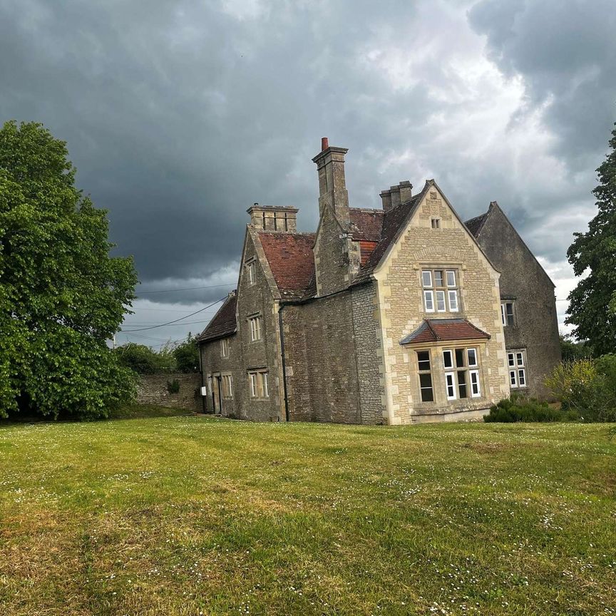 Coming Soon – A beautifully refurbished five-bedroom listed farmhouse set in a sought-after rural position at Wormwood Farm, offering an exceptional blend of ch - Photo 1