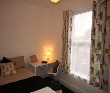 2 bedroom end of terrace house to rent - Photo 3