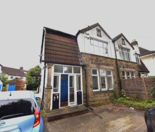 2 bedroom Flat in Otley Road, Leeds - Photo 2