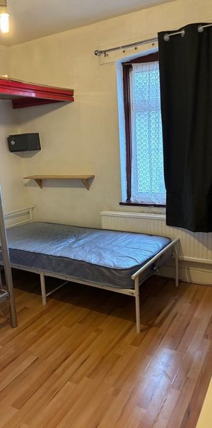1 Bed Terraced House, Glenny Road, IG11 - Photo 2